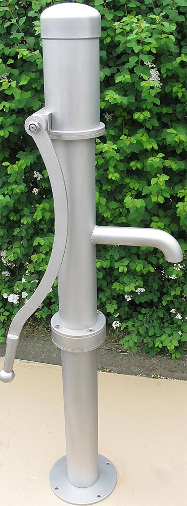 Handle pump with hygiene flushing